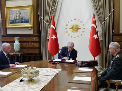 YAŞ'ta emekli edilenler, terfi edenler ve süresi uzatılanların listesi açıklandı.