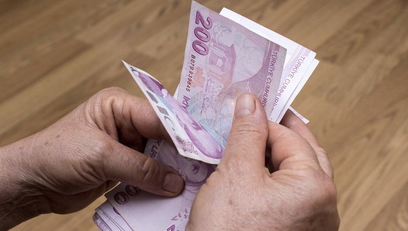 SGK açıkladı: Memur emeklisinin zam farkları ödeniyor.