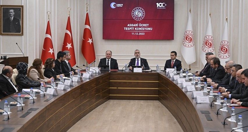 Asgari ücreti belirleyeceklerin aldıkları maaşlar dudak uçuklattı