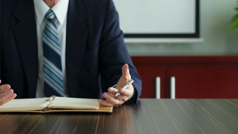 İşe iade davasını kazanan müdür, garson olarak çalıştırılabilir mi?