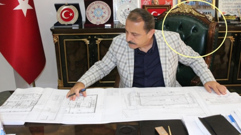Zümrüt yeşili makam koltuğa ondan başkası oturamıyor